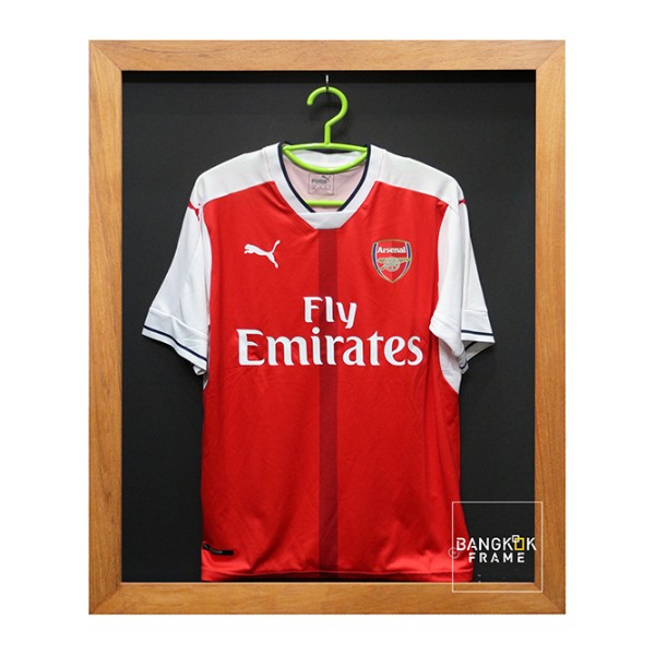 กรอบรูปโชร์เสื้อขาวพร้อมลายเซ็นนักร้องที่ชอบ